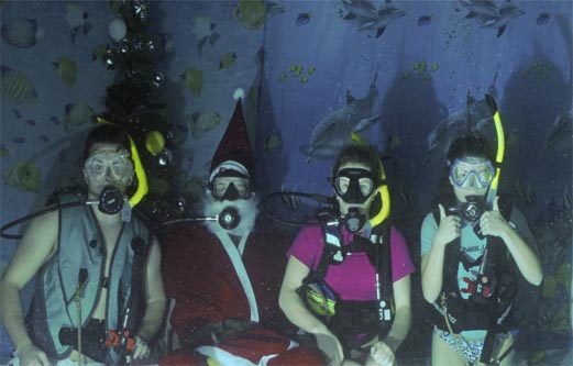 Local Dive Store offers photos with Santa – Collect 500 pounds of food for charity