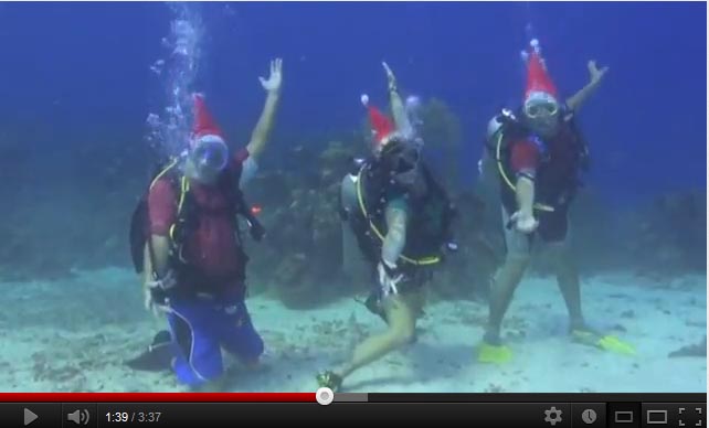 Scuba Santa performs UNDERWATER in Utila